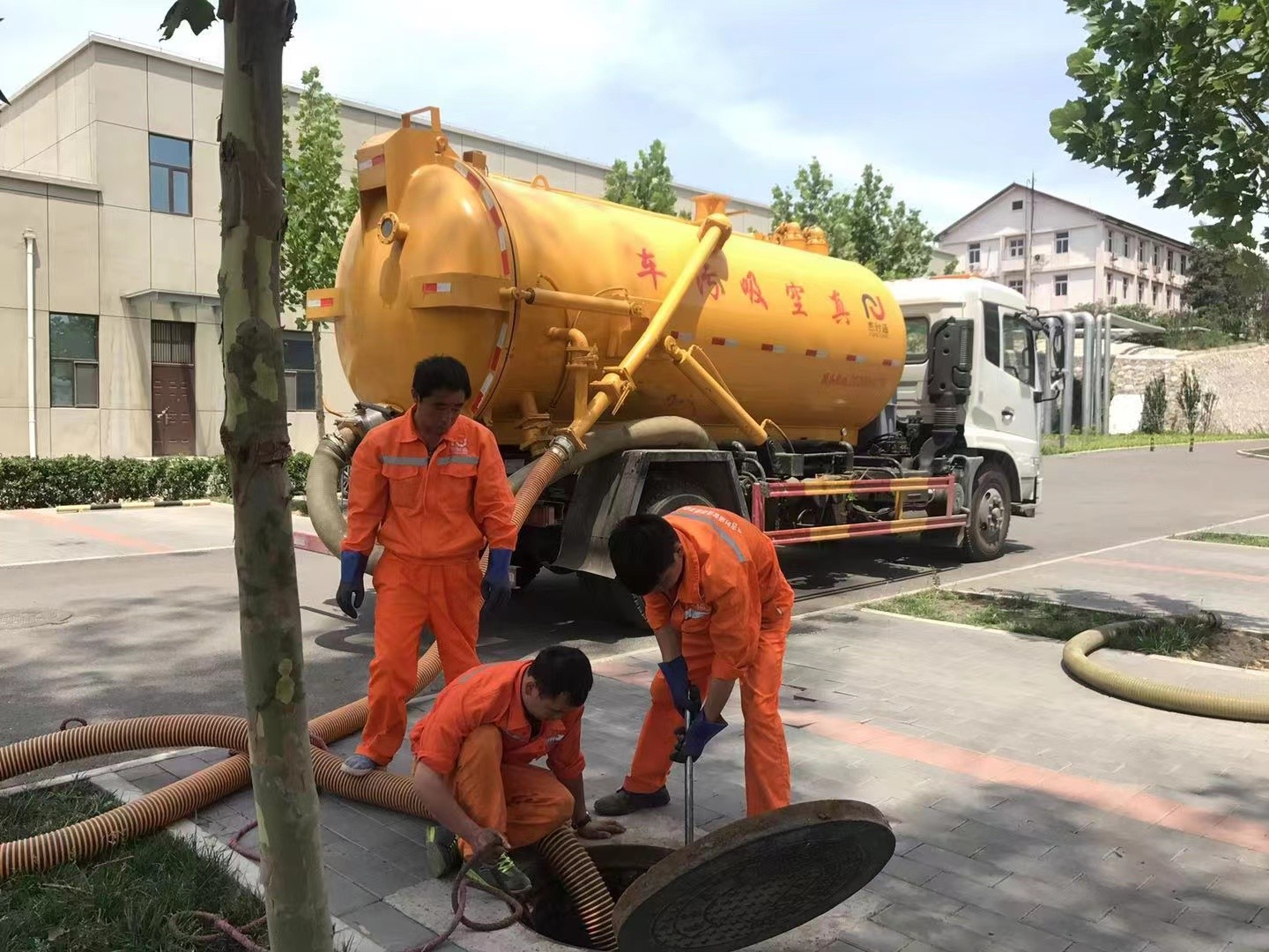 七坊镇化粪池清理与5-8吨吸粪车施工效率分析